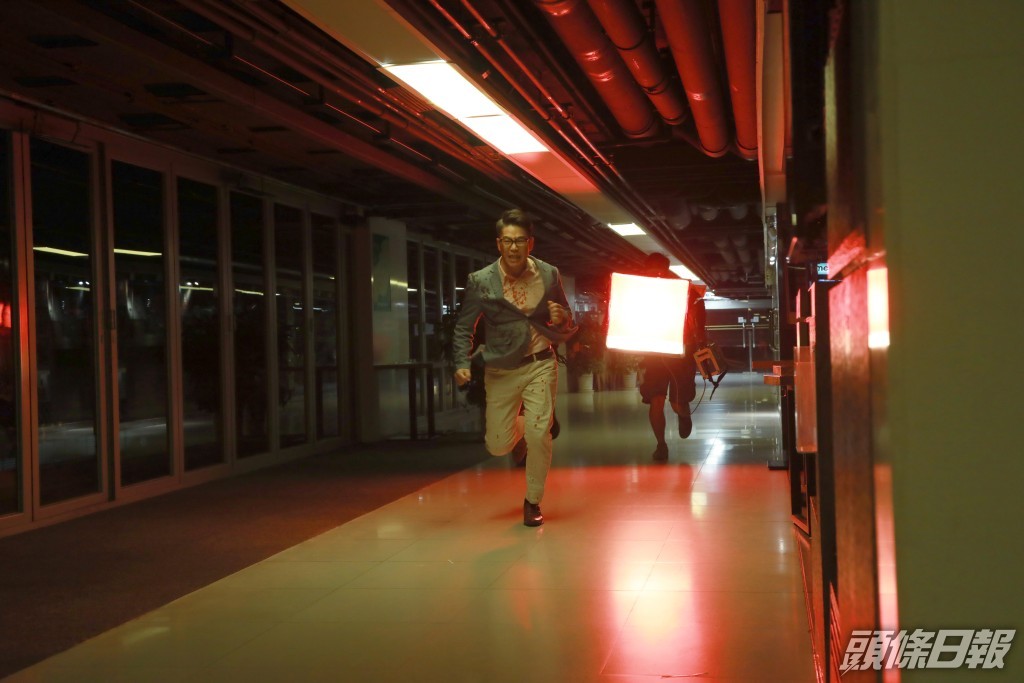 阿Lo話要喺商場喪跑，不過對鞋好跣，好驚跌親。